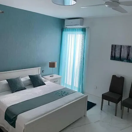 Beachfront Penthouse Apartament *